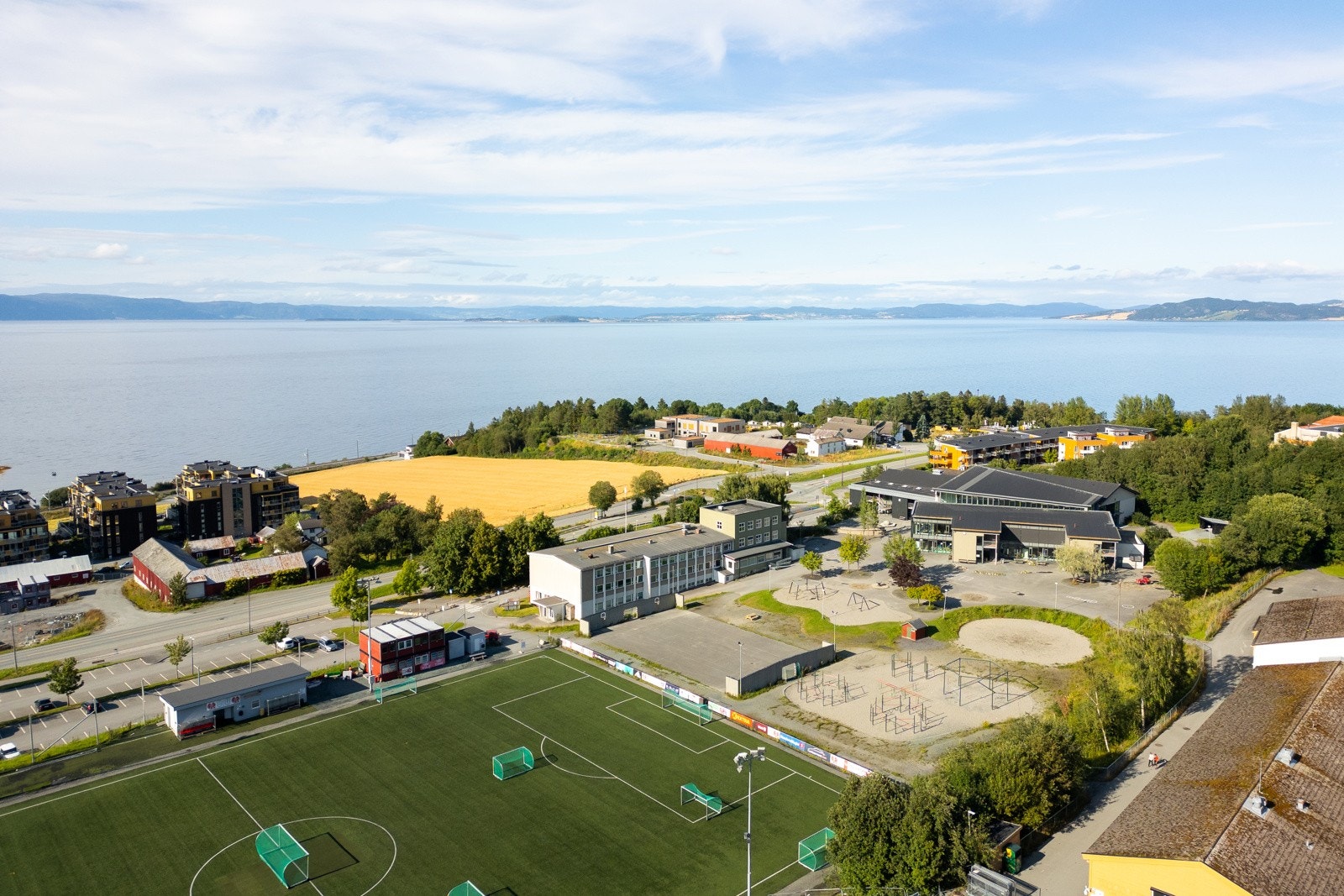 Vikhammer barneskole og idrettsanlegg ligger like over veien fra tomten B4 Galleribilde