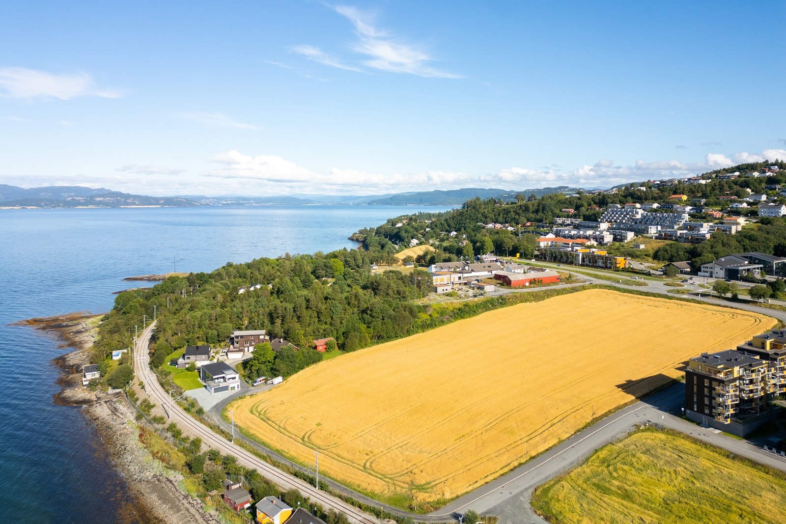 Fra tomten er det kort vei til sjøen via en undergang like ved Galleribilde