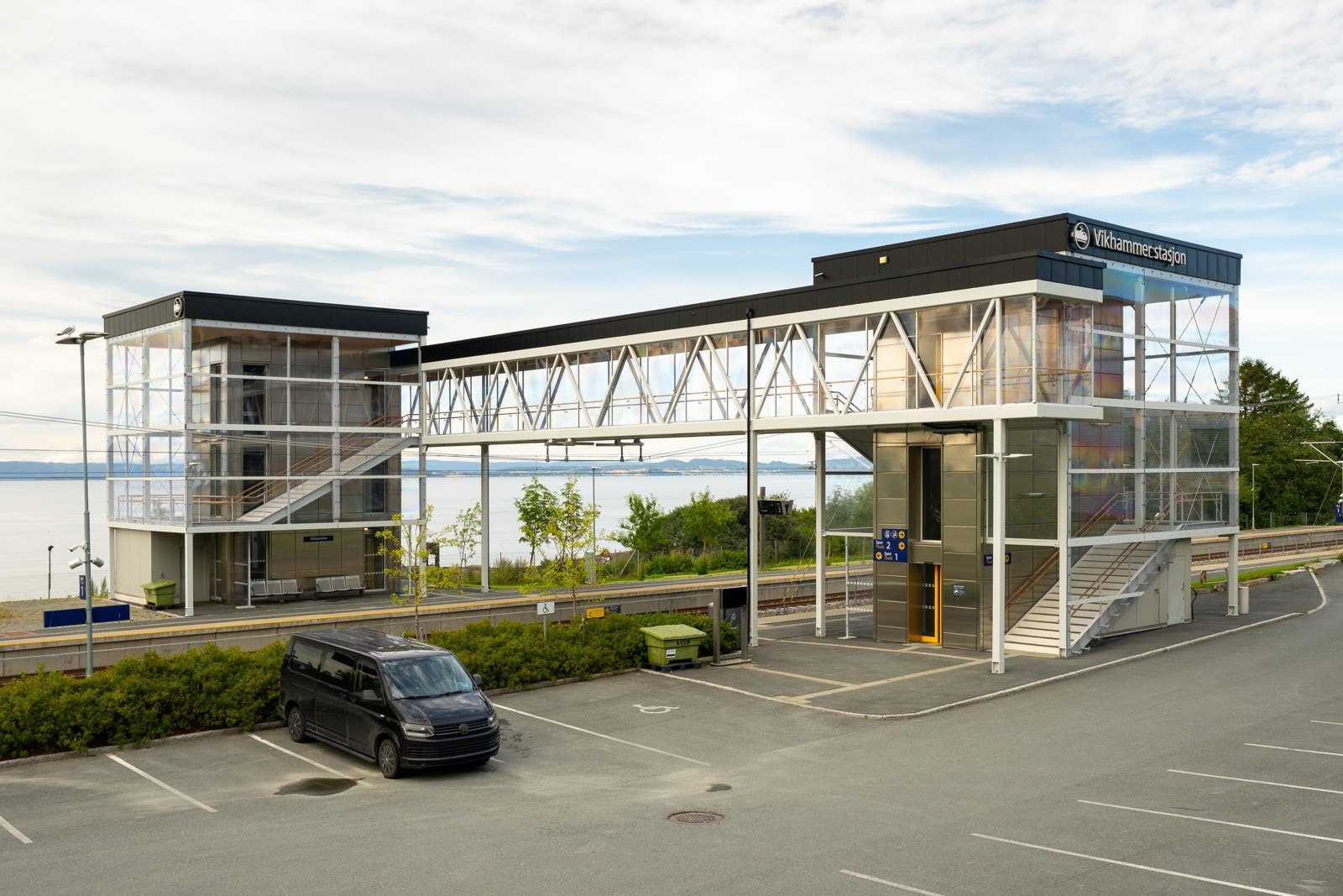 Vikhammer stasjon ligger ikke langt i fra tomtene. Har kan man parkere for de som vil pendle til Trondheim eller Stjørdal Galleribilde