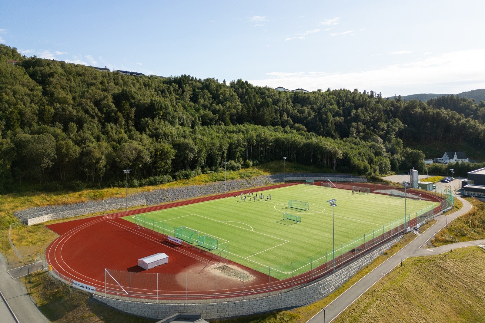 Nyere løpebanne og flere fotballbaner på Vikhammer Galleribilde