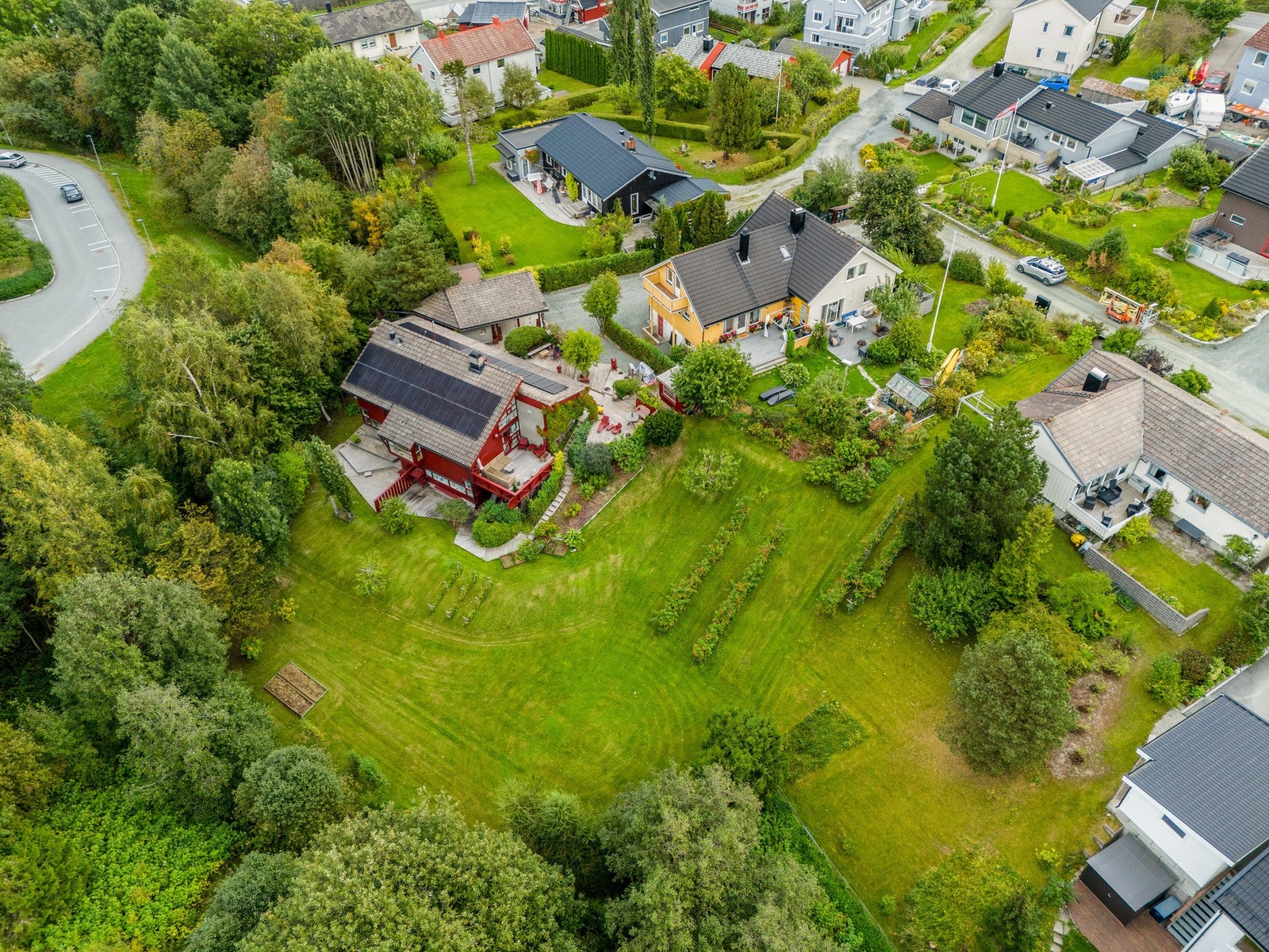 Tomten ligger på Brøset/Strindheim og har særdeles god plassering i et populært og veletablert område. Galleribilde