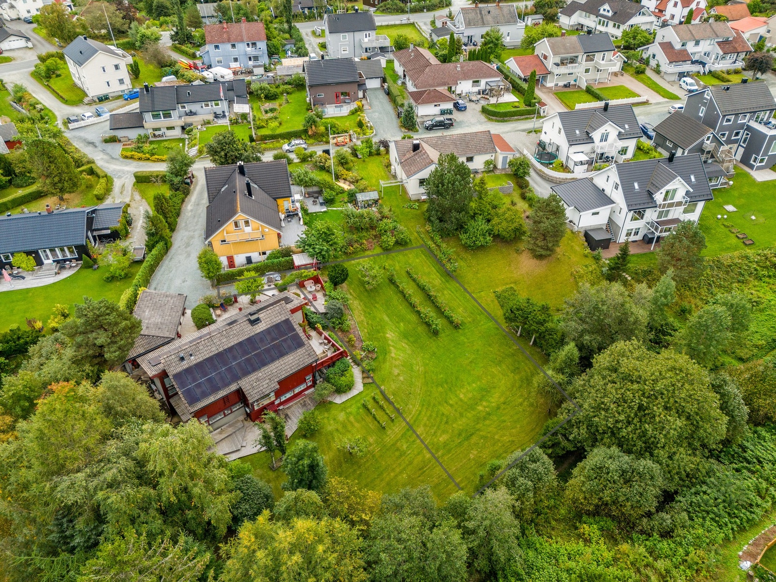 Skissert tomt for salg i Solvollvegen. Se vedlagt kart i salgsoppgave for nøyaktig tomtemarkering. Galleribilde