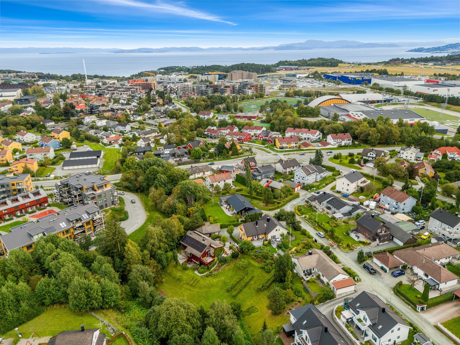 Tomten ligger nært idrettsanlegget på Leangen med både skøytebane, flerbrukshall og ishall. Galleribilde