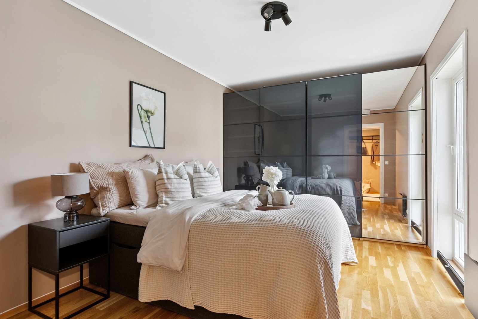 Her er det god plass til nattbord, garderobe og dobbeltseng. Galleribilde