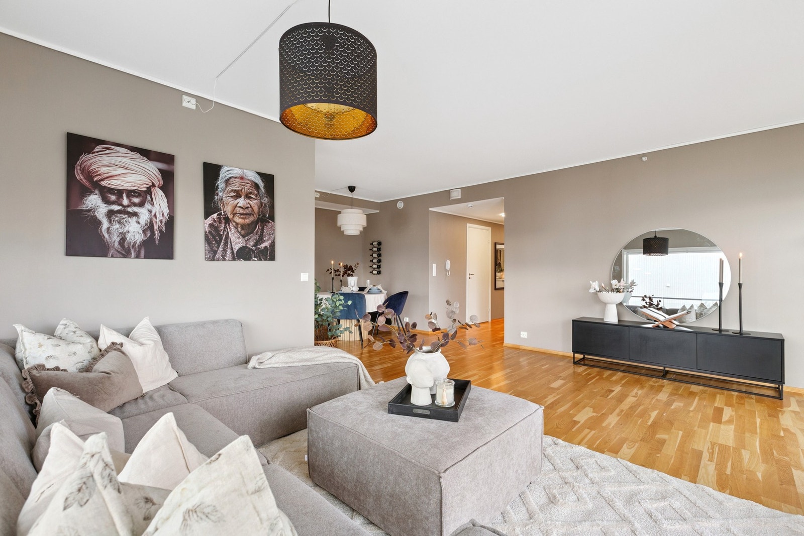 Stuen byr på gode møbleringsmuligheter og er godt belyst. Galleribilde