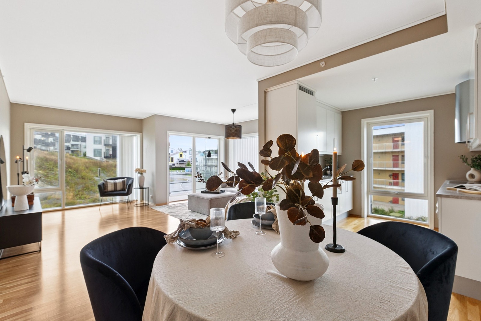 God planløsning hvor du får adskilt kjøkken og stue-areal. Galleribilde