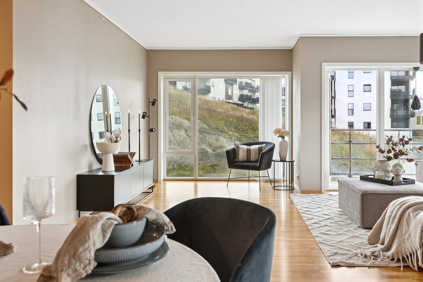 Store vindusflater byr på gjennomgående godt lysinnslipp i leiligheten. Galleribilde