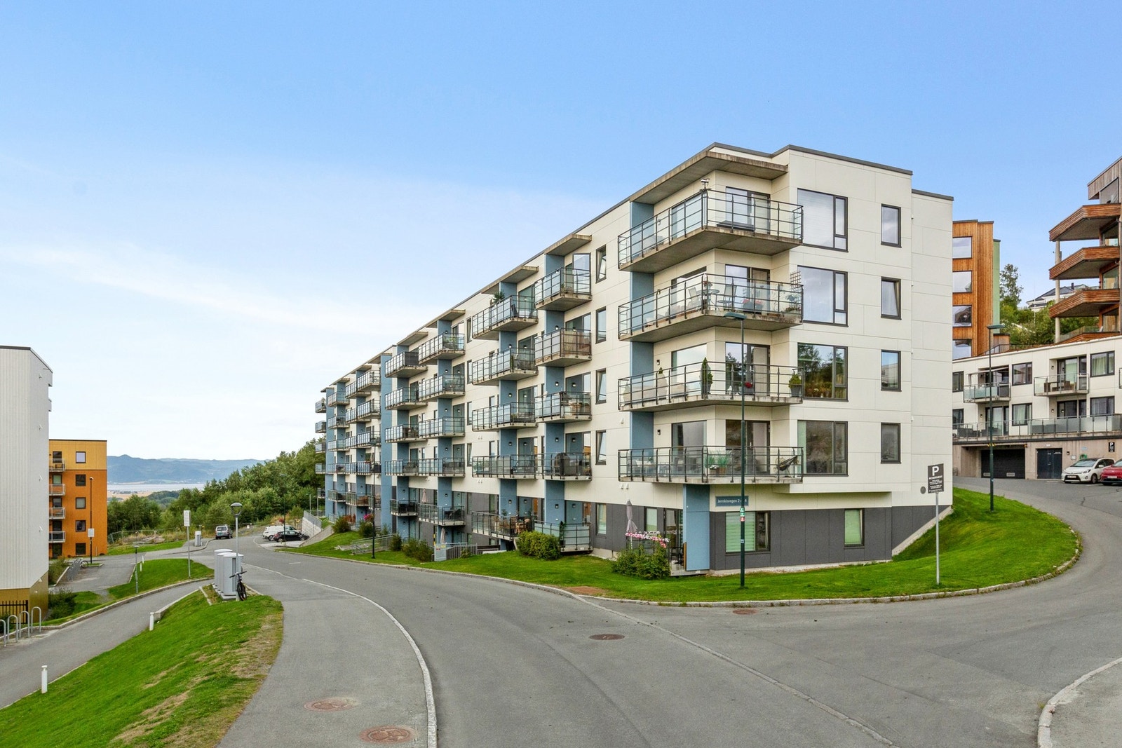 Det er kr 3.747,- per måned i felleskostnader. Galleribilde