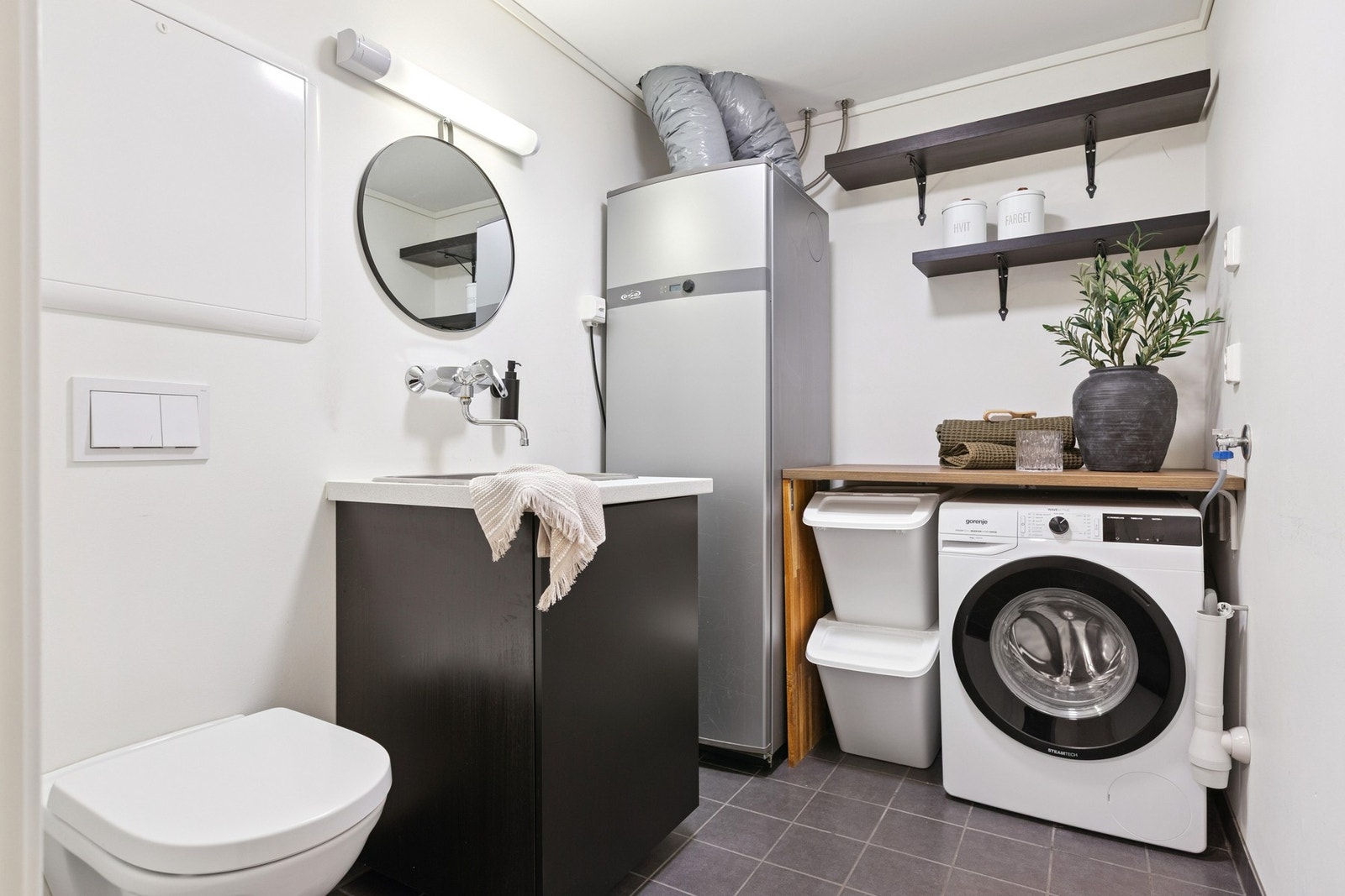 Leiligheten er på 104 kvm bra og har et vaske/toalettrom. Galleribilde