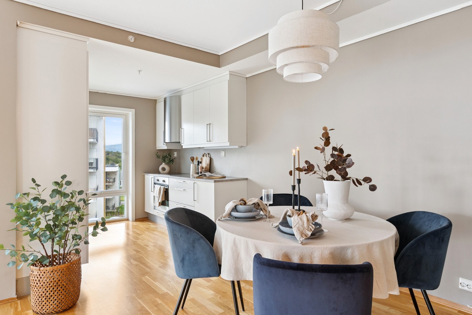 Kjøkkenet består av moderne hvitevarer. Galleribilde