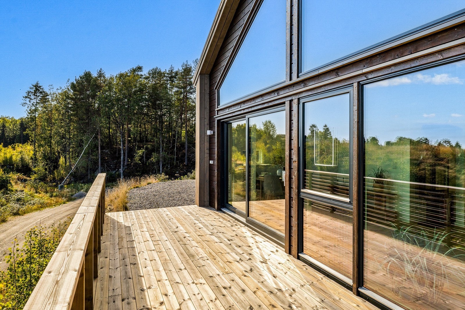 Sydvendt tTerrasse på 17 kvm. med adkomst fra stua. Galleribilde