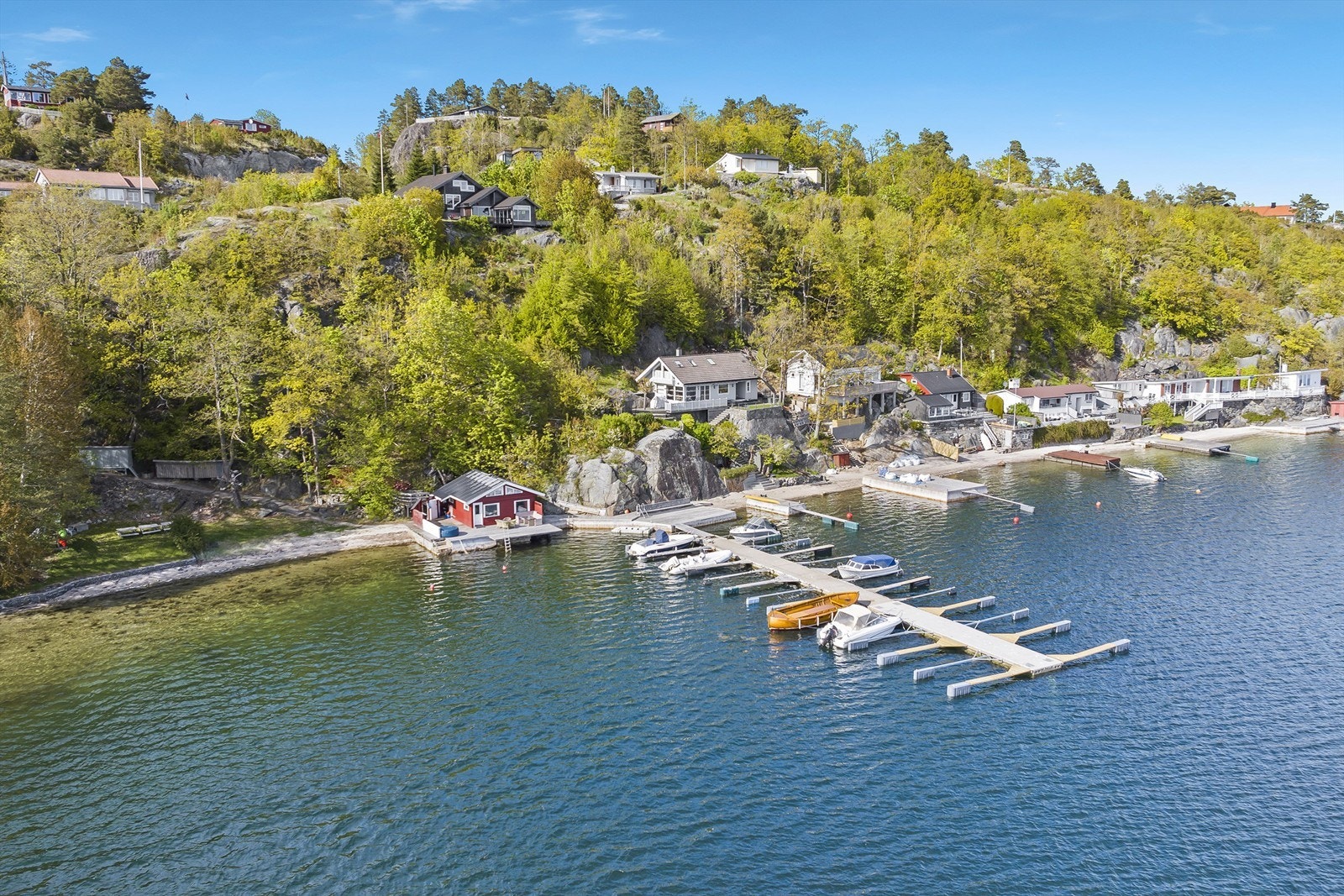 Fin sandstrand og bryggeanlegg med mulighet for å leie båtplass. Galleribilde