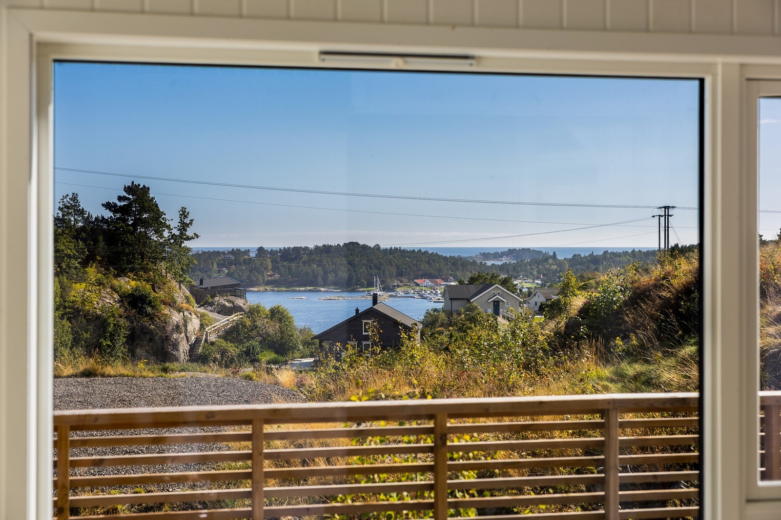 De store vindusflatene gir lys og utsikt. Galleribilde