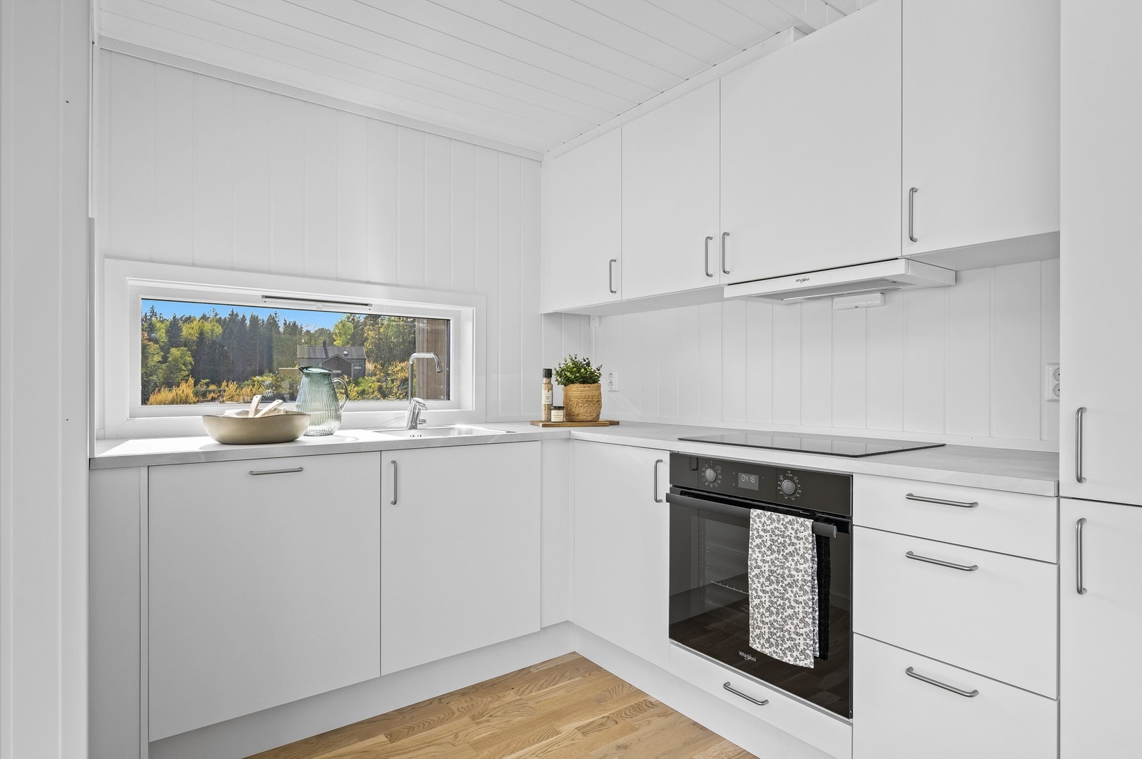 Moderne kjøkkenløsning med alt du trenger (bilde fra identisk hytte). Galleribilde