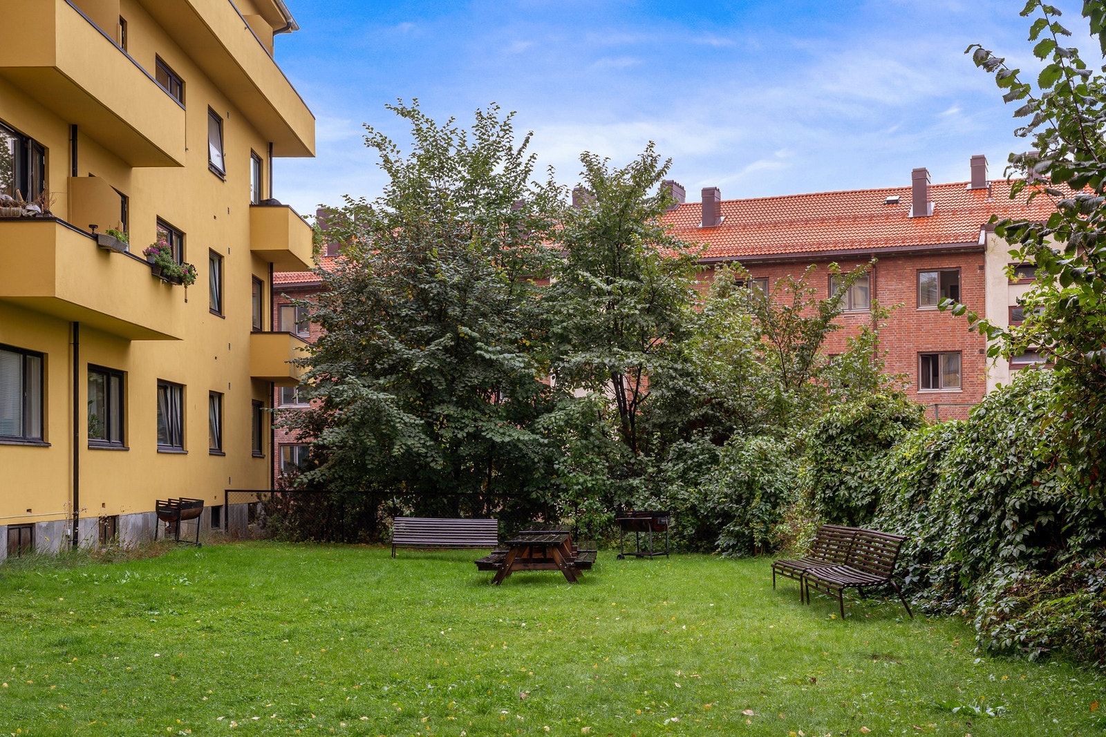Borettslaget har fine fellesområder med gressplen, sittebenker og beplantning. Galleribilde