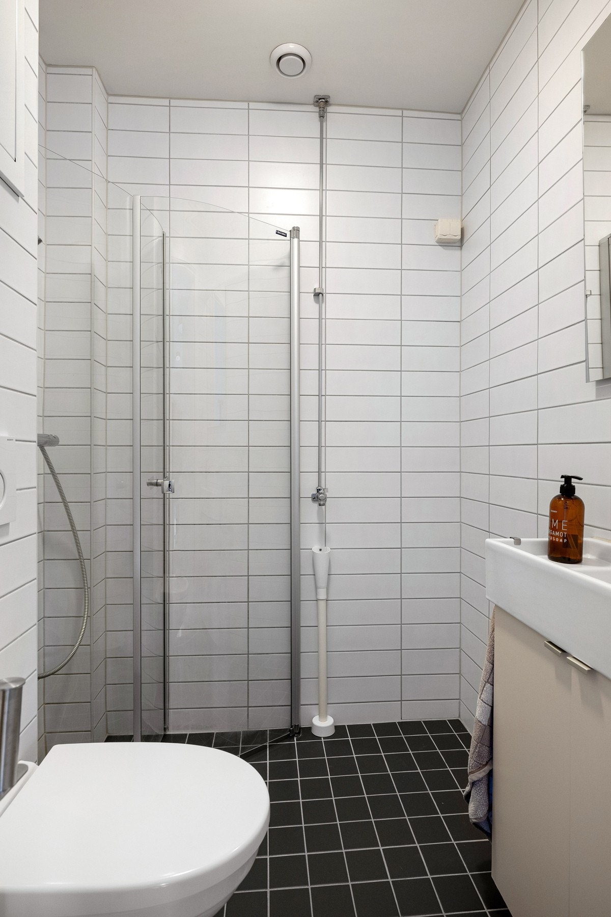 Pent flislagt bad med opplegg for vaskemaskin og varmekabler i gulv. Galleribilde