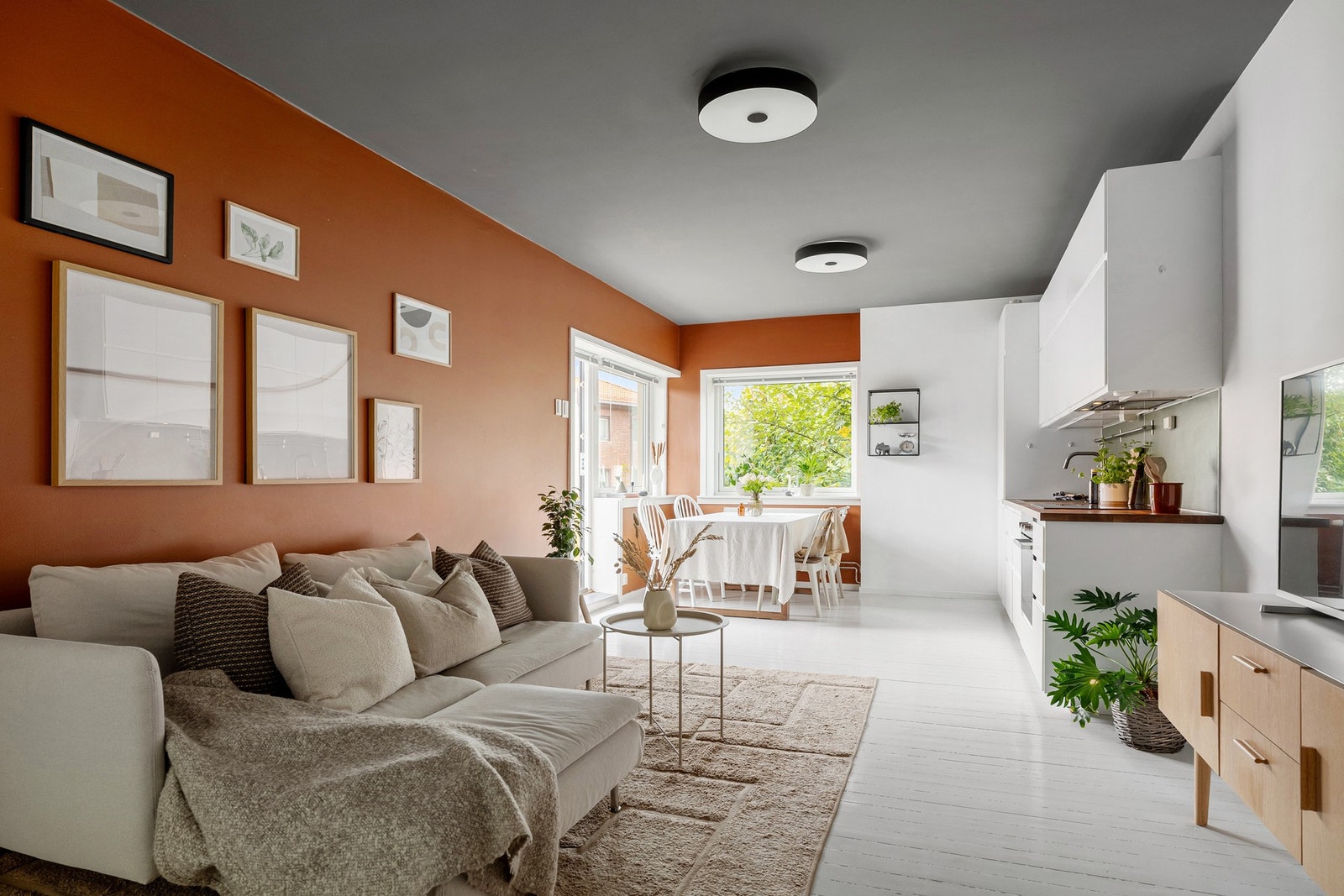 Gjennomgående 3-roms endeleilighet med romslige, lyse rom, moderne detaljer og en varm og innbydende atmosfære. Galleribilde