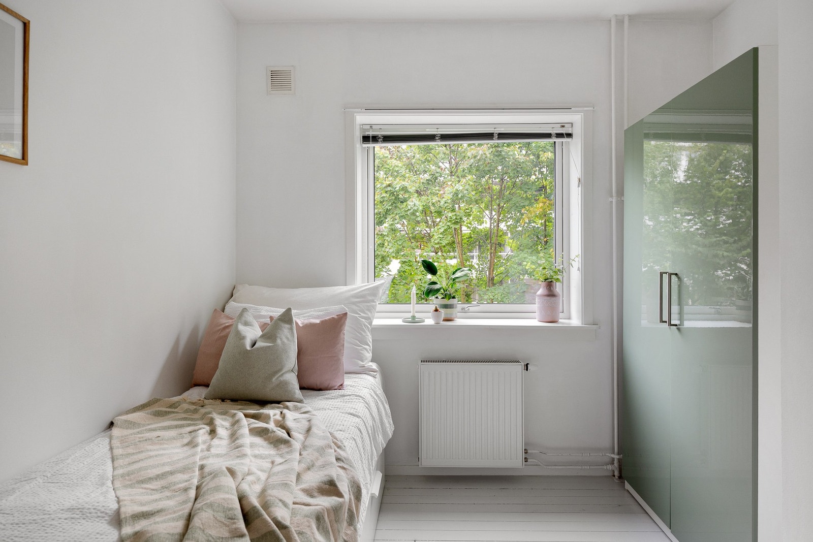 Soverom 2 er lyst og fint med plass til seng og garderobe. Galleribilde