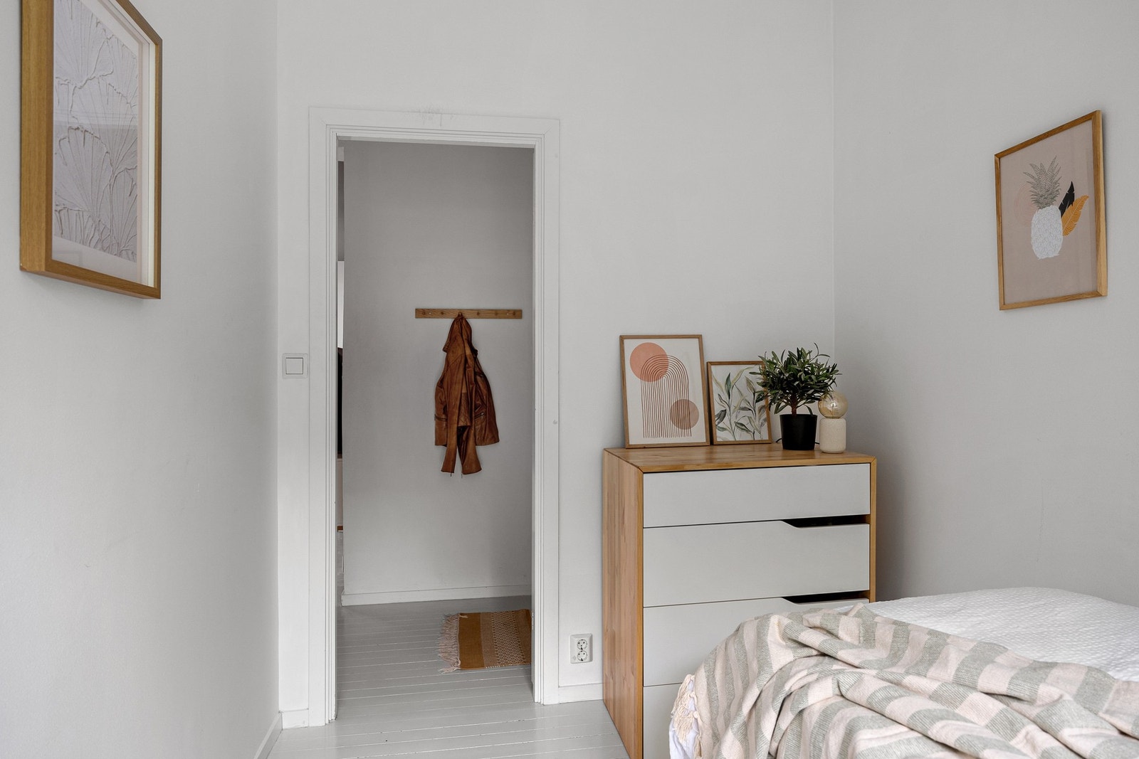 Det er også plass til ekstra oppbevaring i kommode, skrivebord, eller andre møbler etter ønske. Galleribilde