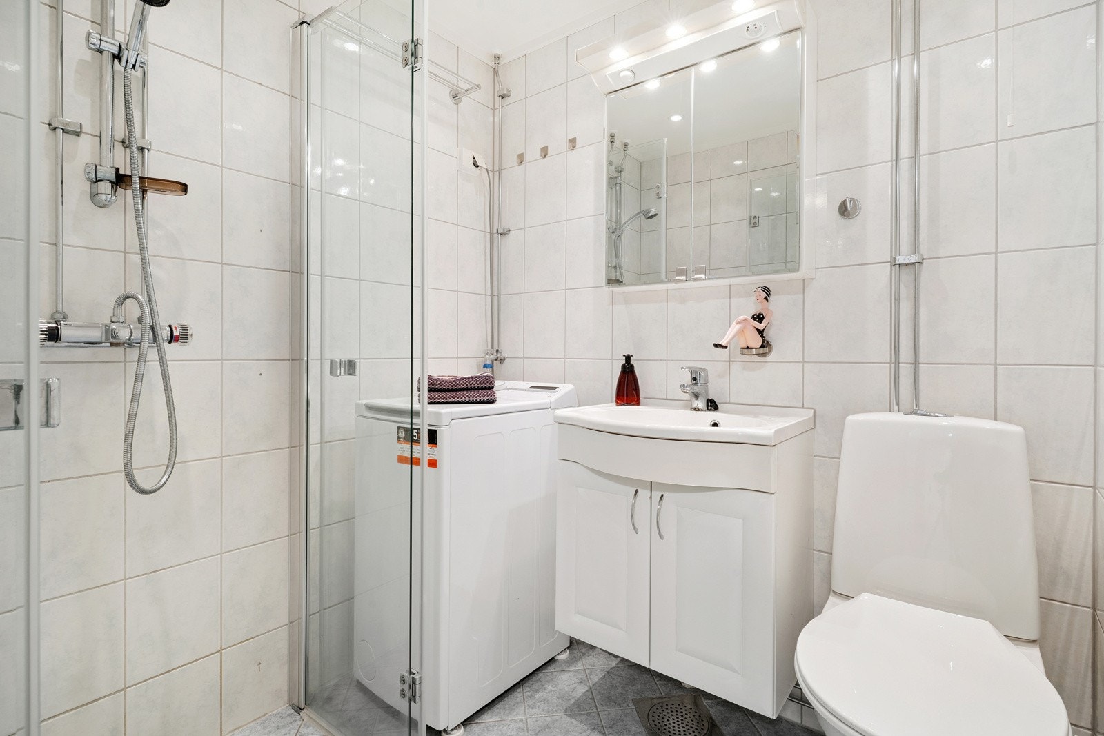 Badet er rehabilitert i regi av brl., i 2006. Godt valg av fliser, varmekabler, downlights. Galleribilde
