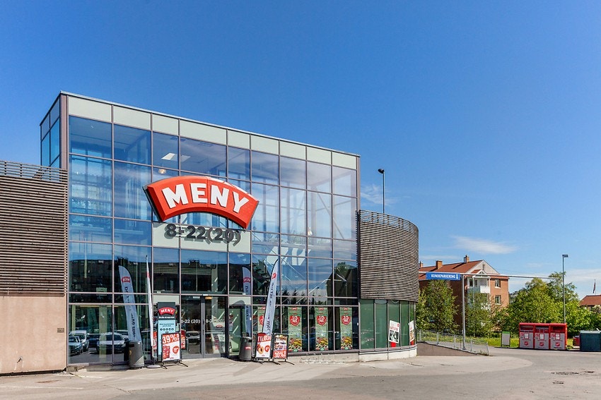Meny med ferskvaredisk og Rema rett over veien. Flere Jokerbutikker i nærheten og grønsakshandler med godt utvalg. Galleribilde