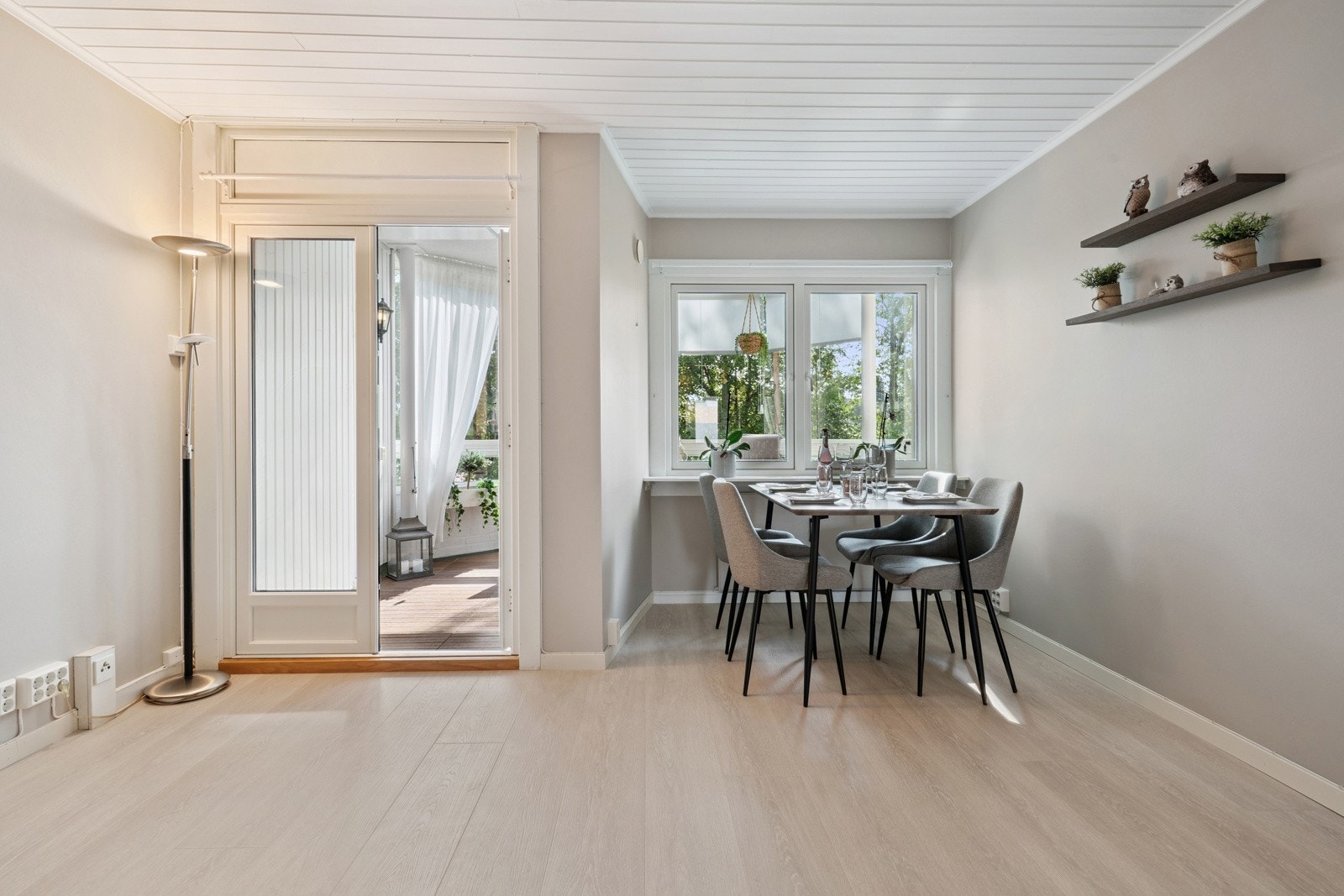 Doble dører ut mot balkongen. Nye balkongdører og vinduer i 2016 i regi av brl. Galleribilde