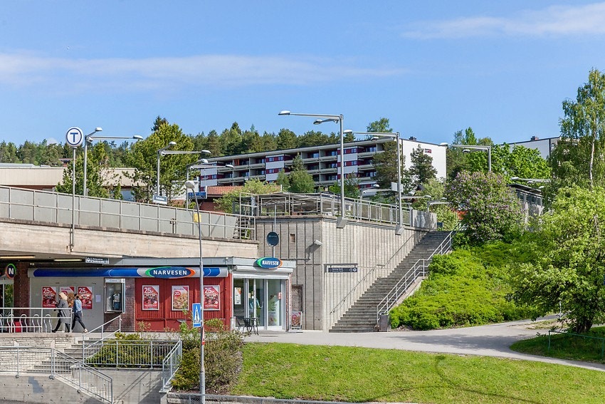 Lett med offentlig kommunikasjon. Du har både tog, t-bane linje 4 og 5, flere busser/buss 31 som går hele døgnet. Galleribilde