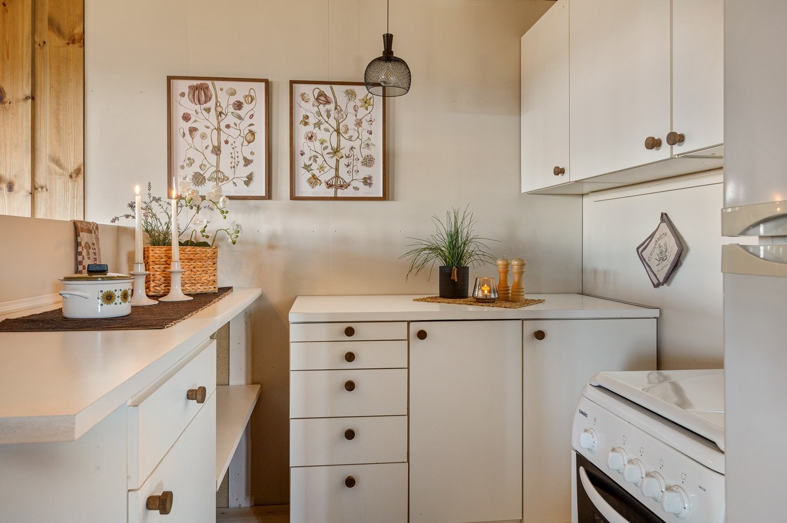 Kjøkken med innredning med laminerte skrog.
Enkelt kjøkken. Galleribilde