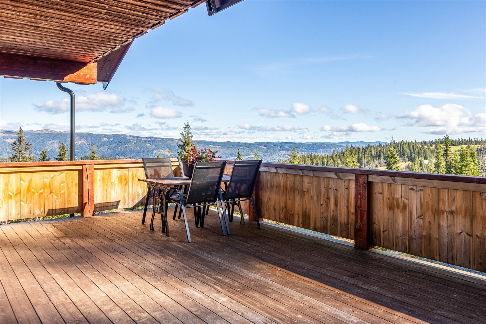 Terrasse med flott utsikt mot fjellheimen Galleribilde