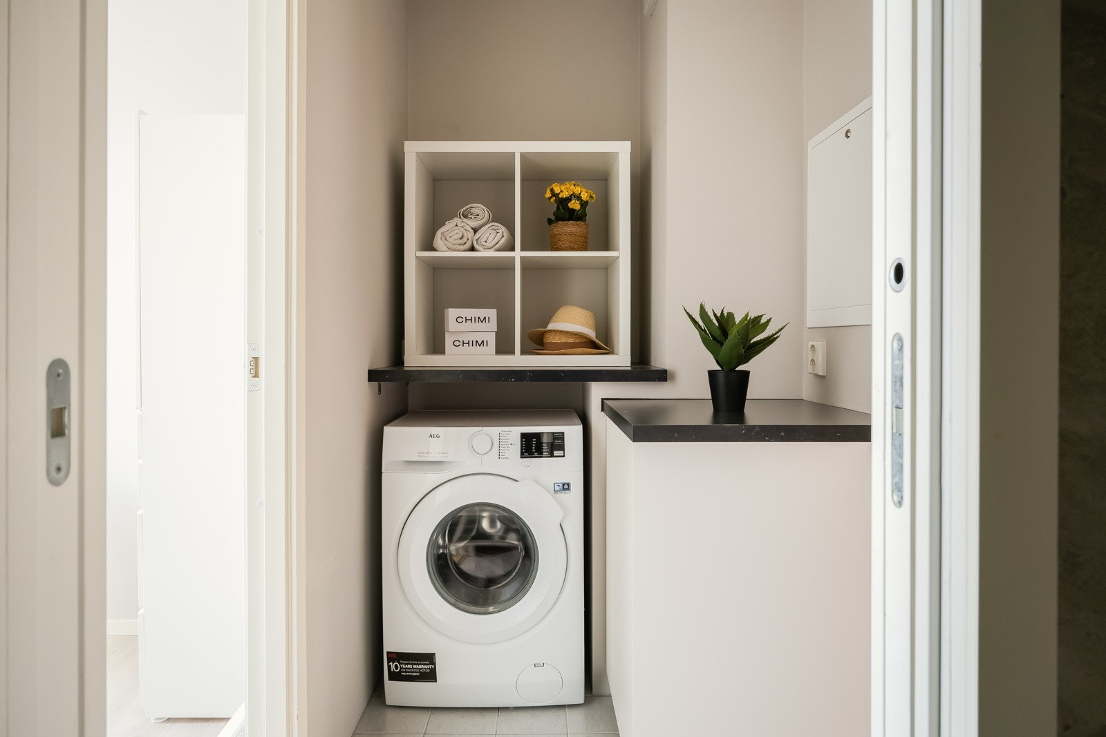 Ved badet er det etablert en praktisk vaskenisje med opplegg for vaskemaskin. Galleribilde