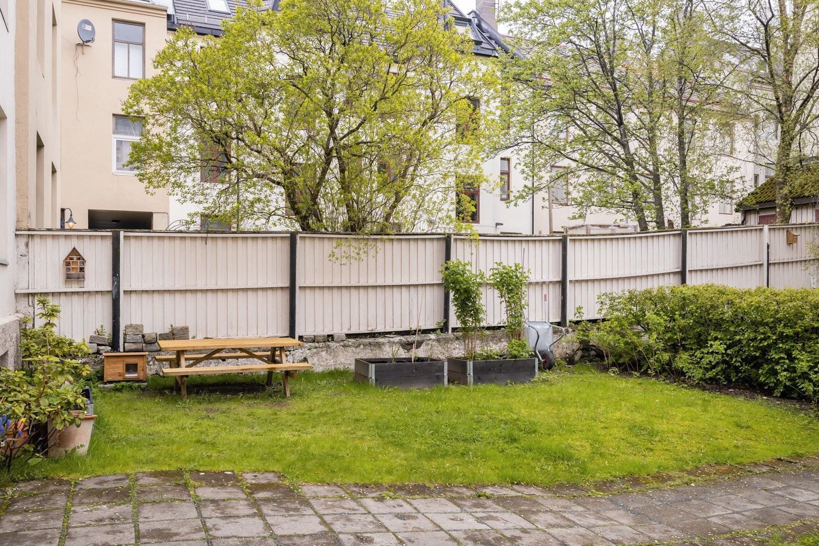 Felles benker til benyttelse for beboerne. Galleribilde