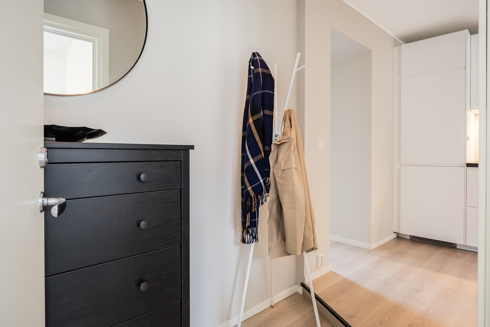 Lys og romslig entré. Galleribilde