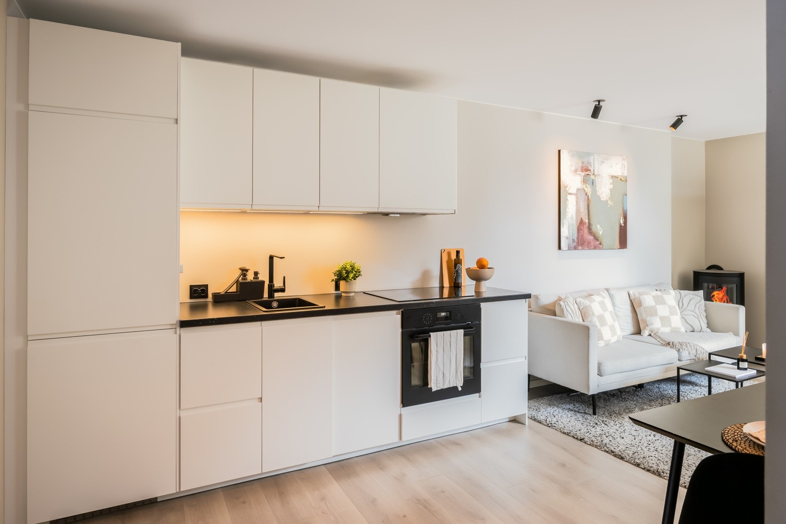 Kjøkkenet er påkostet med integrete hvitevarer: stekeovn, platetopp, oppvaskmaskin og kombi frys- og kjøleskap. Galleribilde