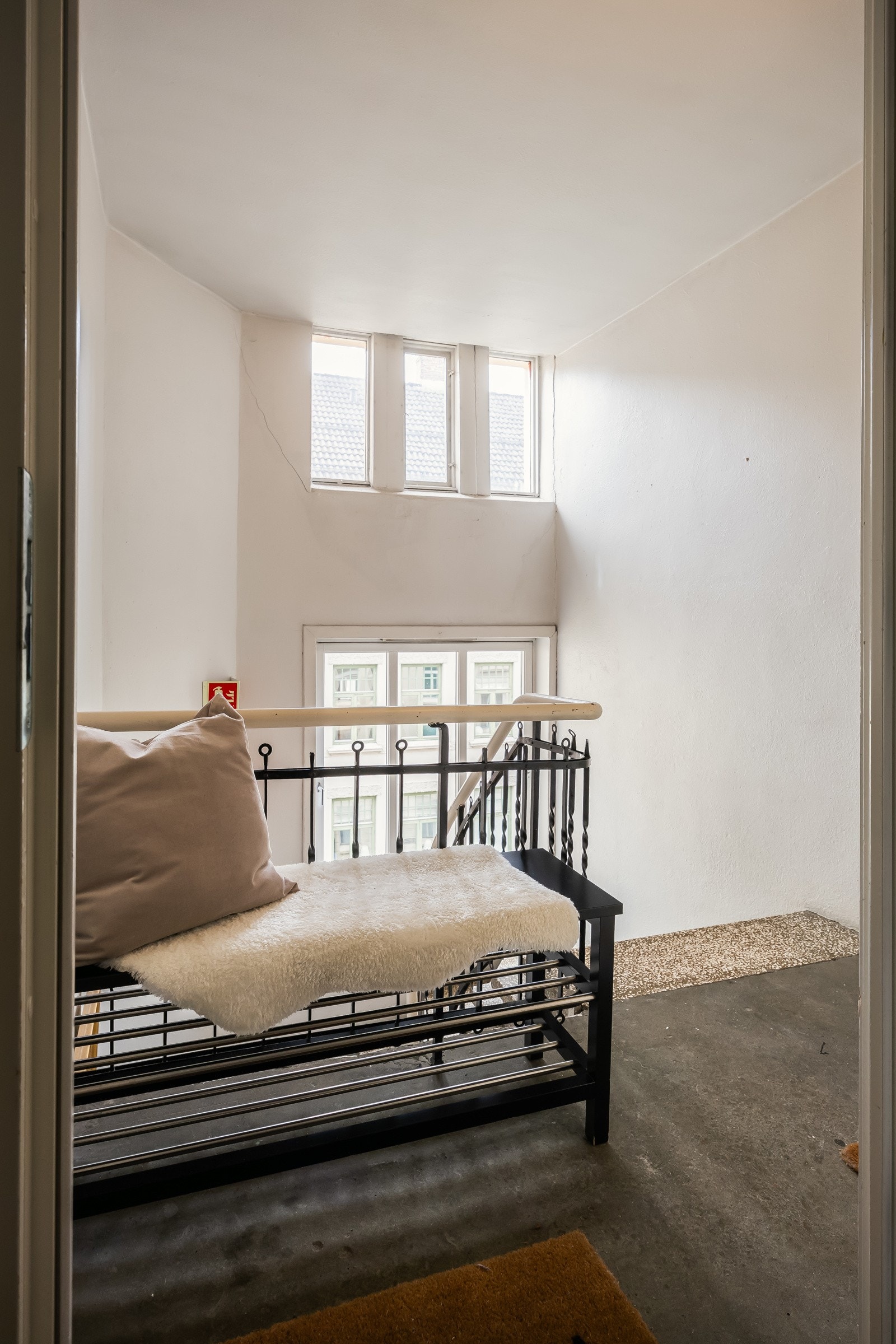 Flott trappeoppgang med smijernsgelender. Galleribilde