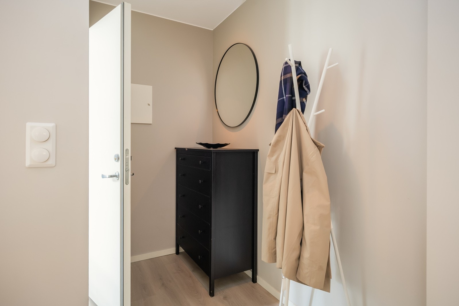 Plass til skoskap/kommode og oppheng for klær. Galleribilde