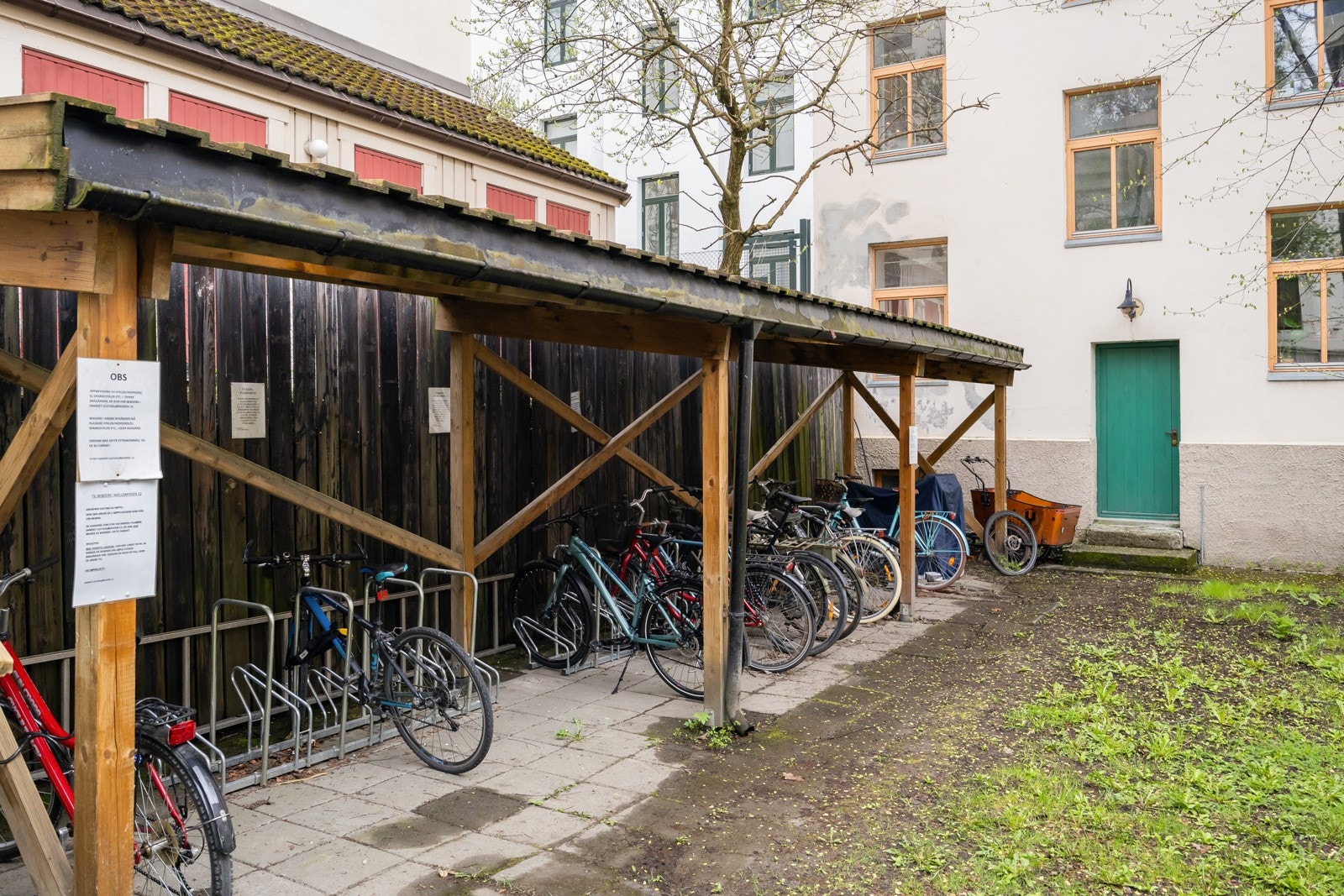 Praktisk, overbygd sykkelparkering. Galleribilde