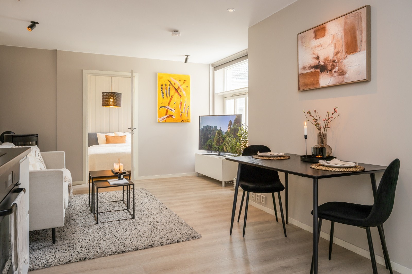 God plass til sofaløsning og spisebord. Galleribilde