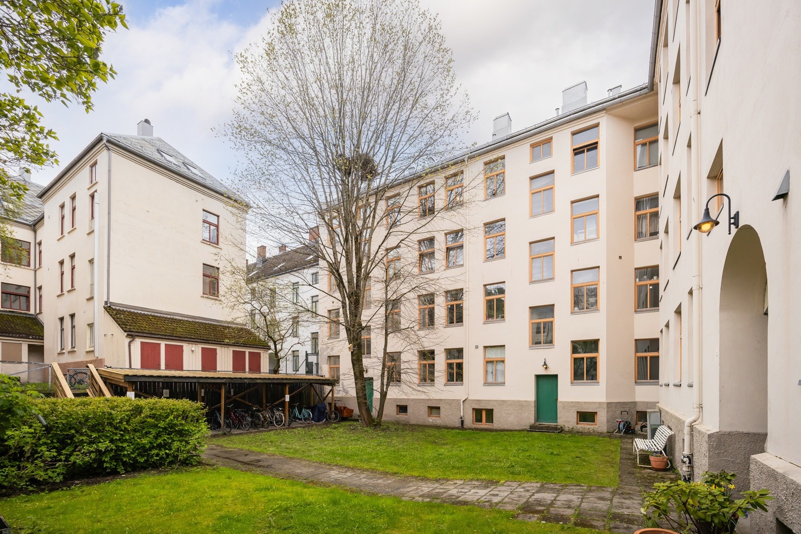 Store, fine plenareal ved inngangspartiet. Galleribilde