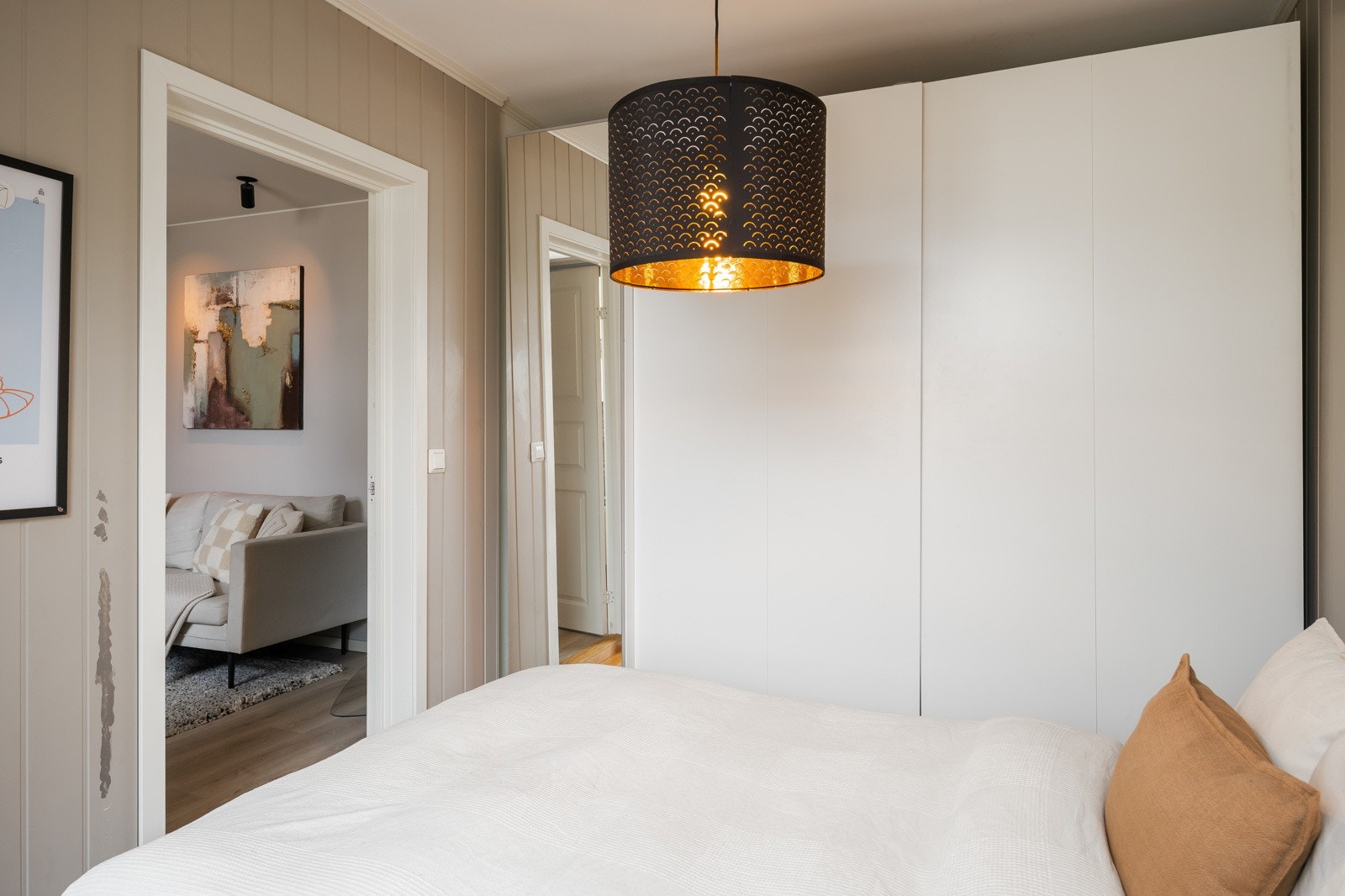 Det er plass til både dobbeltseng og garderobe. Galleribilde