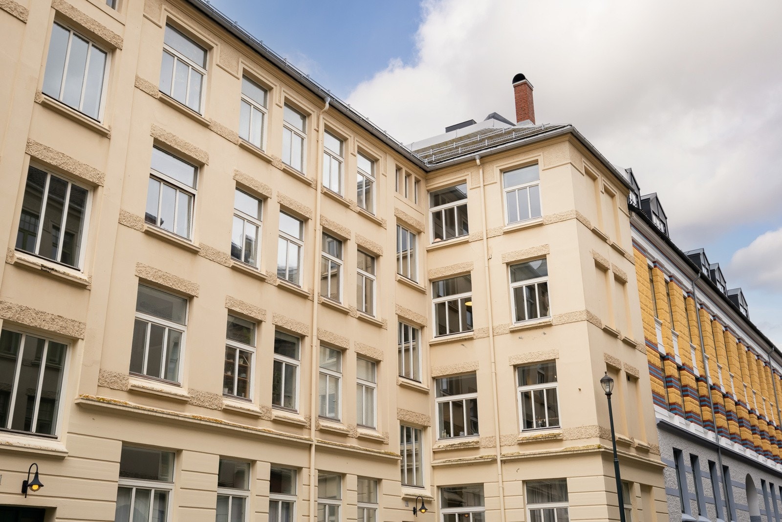 Glimrende beliggenhet i øverste etasje av en meget flott bygård. Galleribilde