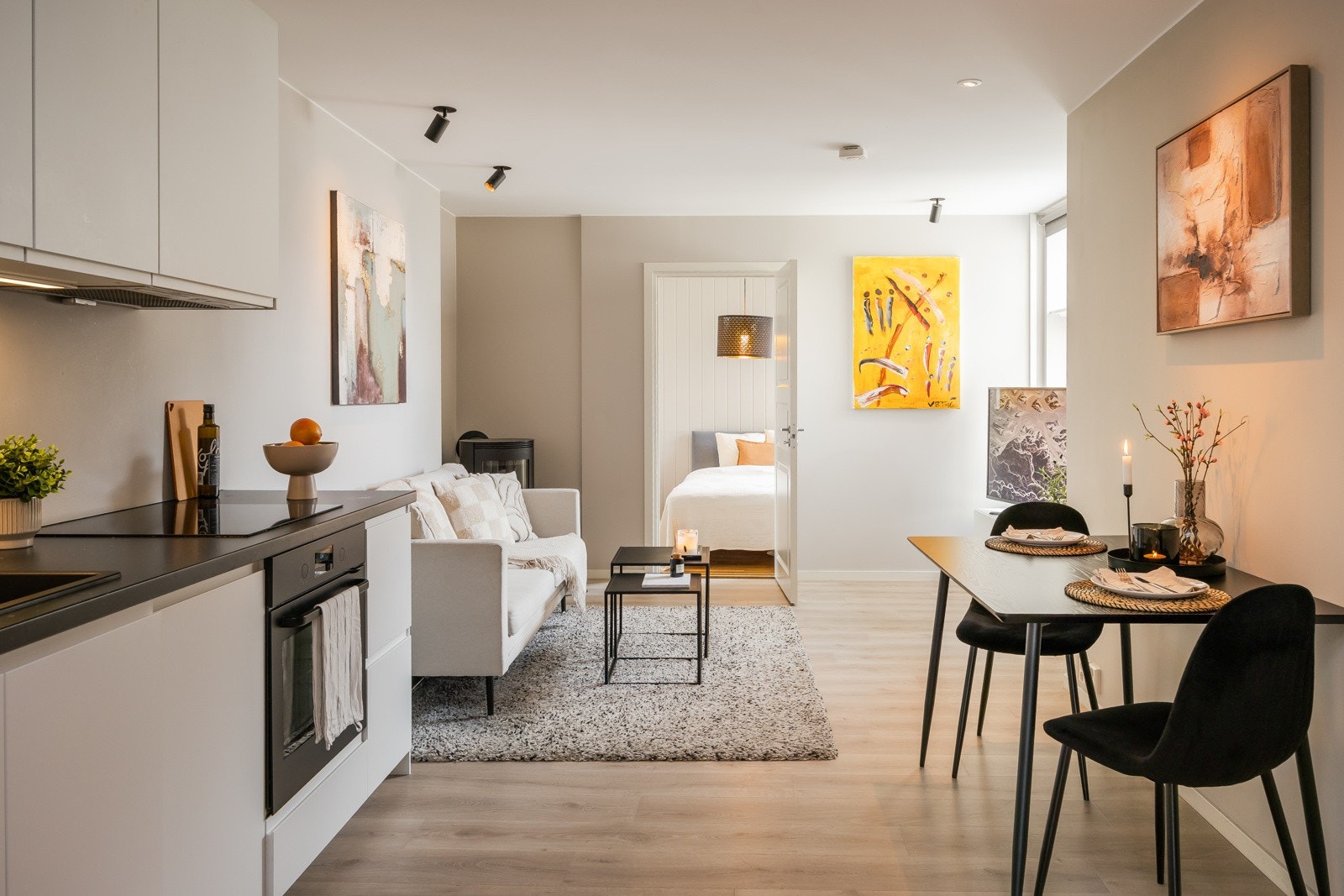 Velkommen til en usedvanlig lekker 3-roms toppleilighet med svært god beliggenhet sentralt i Trondheim. Galleribilde