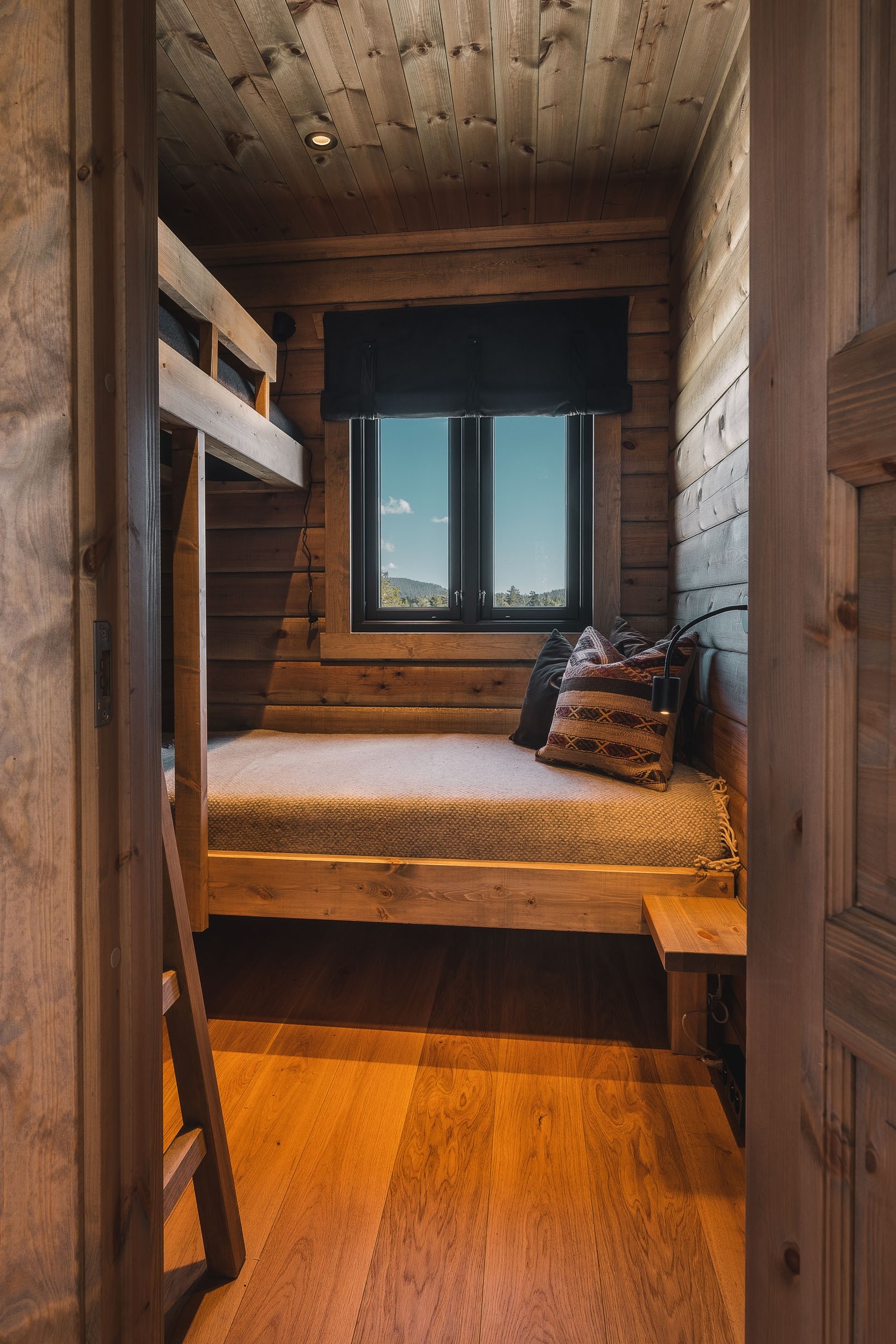 Interiørbilde fra soverom 1 etj i tilsvarende hytte i reisverk
Avvik vil forekomme Galleribilde