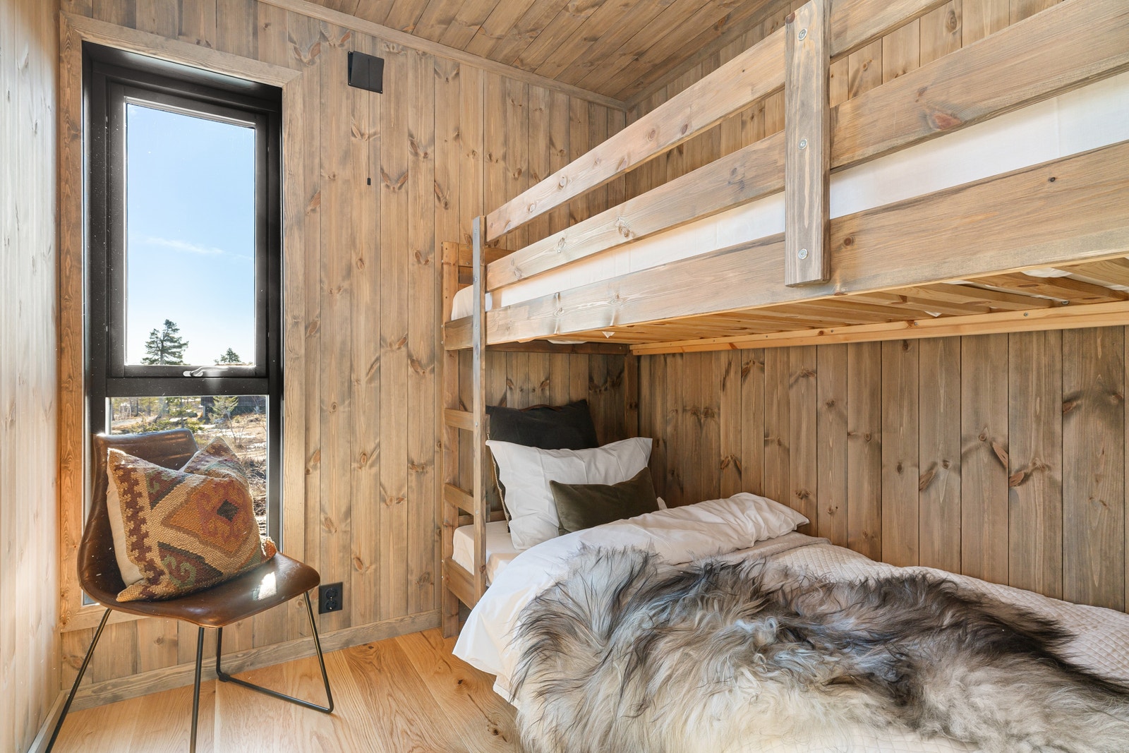 Interiørbilde fra soverom 1 etj i tilsvarende hytte i reisverk
Avvik vil forekomme Galleribilde