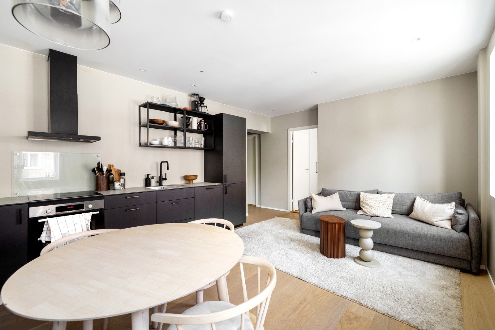 Stuen er romslig med god plass til sofagruppe med tilhørende møblement. Galleribilde