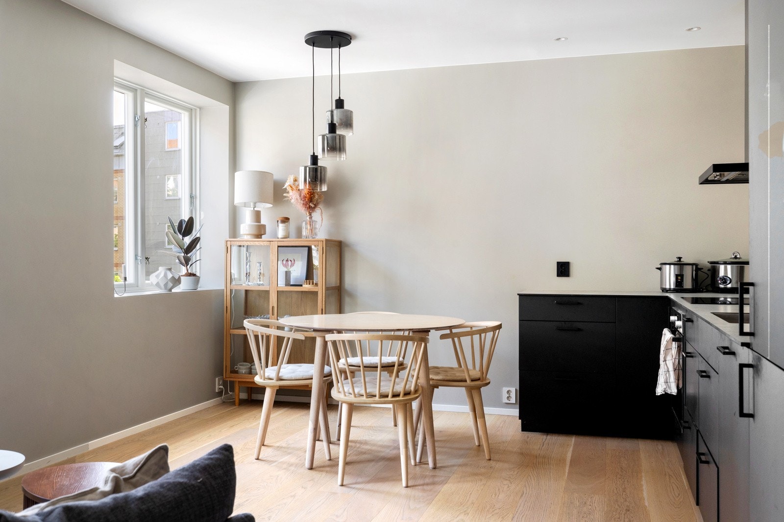 Leiligheten har en åpen stue-/kjøkkenløsning som skaper en luftig og romslig atmosfære. Galleribilde