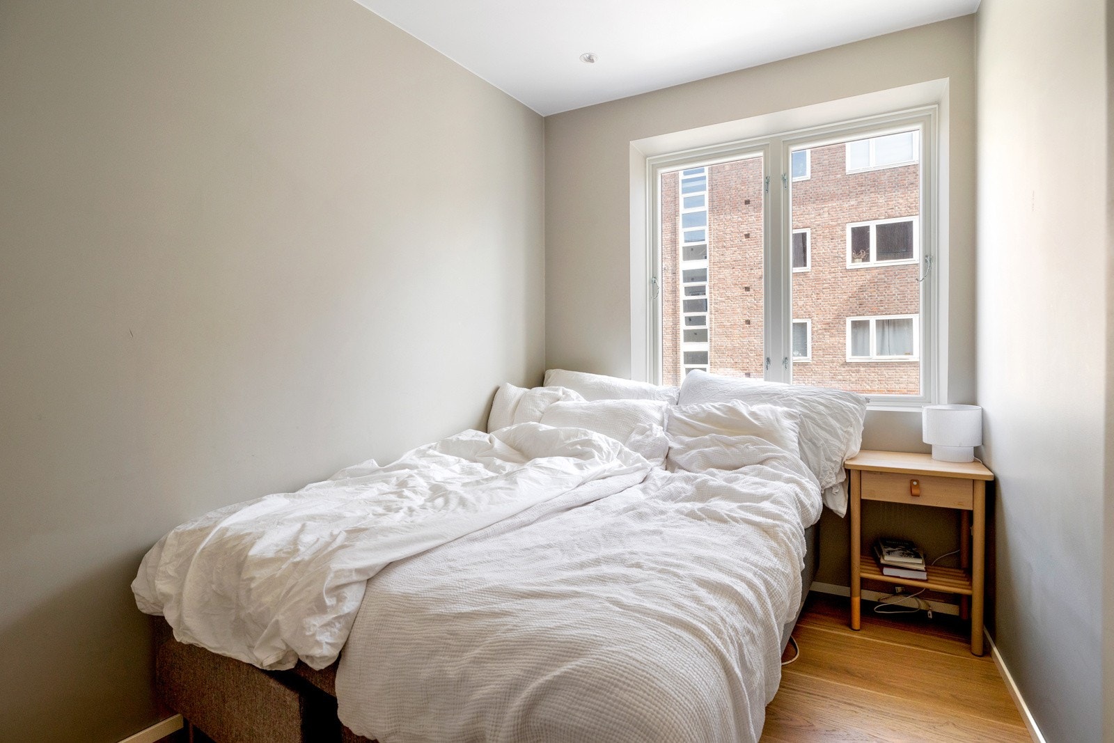 Hovedsoverommet er romslig, med god plass til dobbeltseng og nattbord. Galleribilde