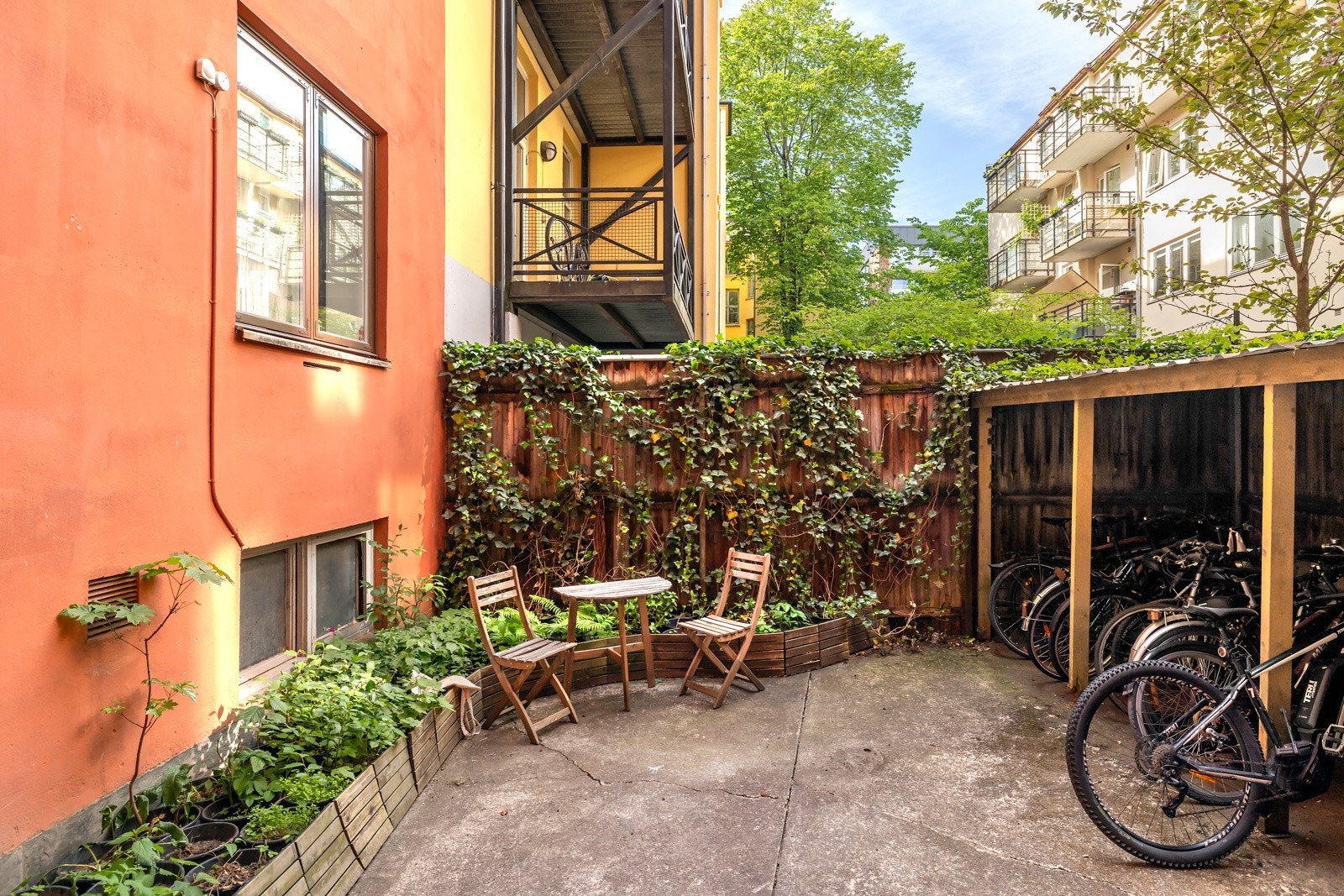 Sjarmerende bakgård med beplantning og sykkelparkering Galleribilde