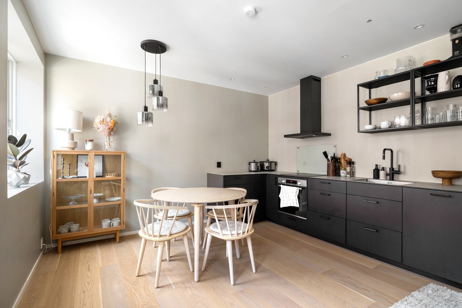 Moderne Kvik-kjøkkenet fra 2021 med lekre mørke fronter og laminat benkeplate med planlimt oppvaskkum. Galleribilde