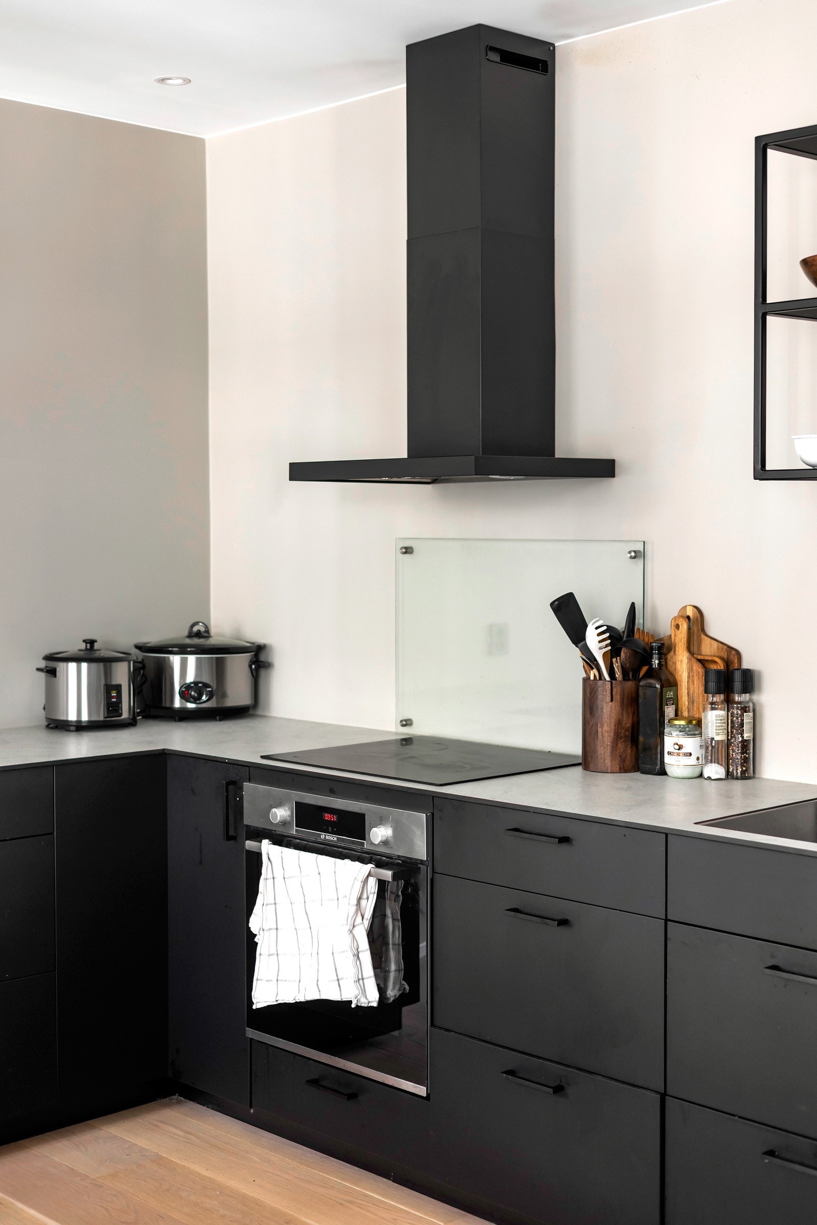 Utstyrt med kullfilter, waterguard og komfyrvakt. Galleribilde