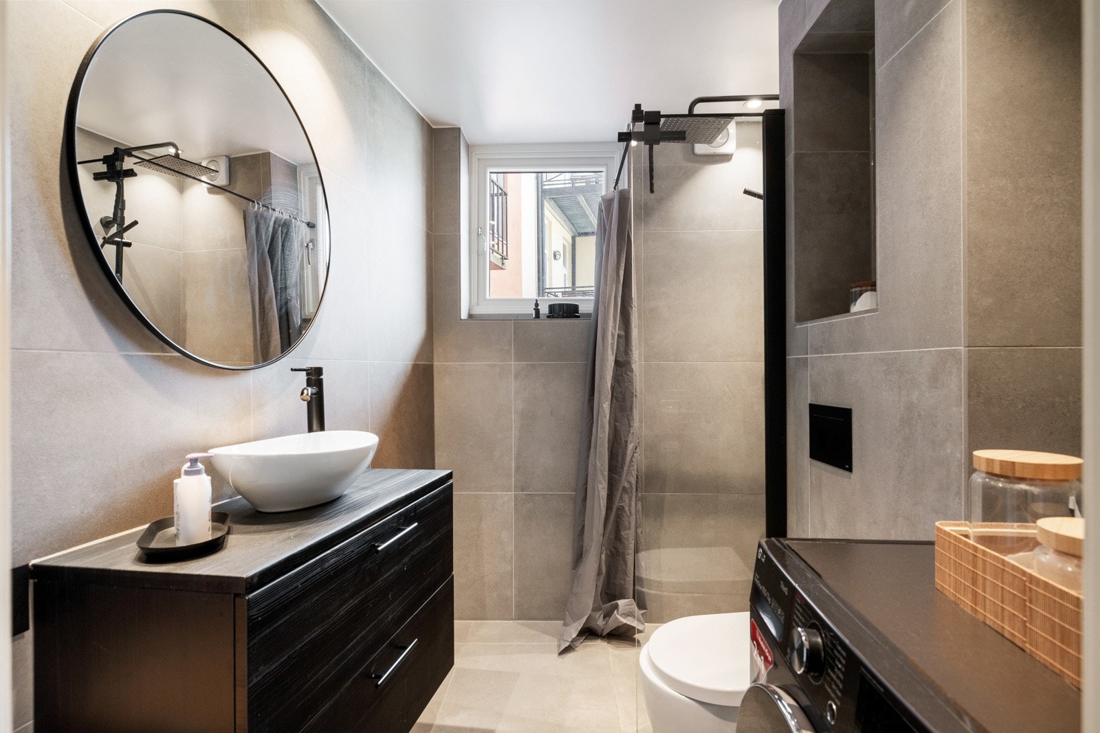 Det er innredet med servant med underskuffer, moderne speil, toalett, romslig dusjhjørne og opplegg for vaskemaskin. Galleribilde